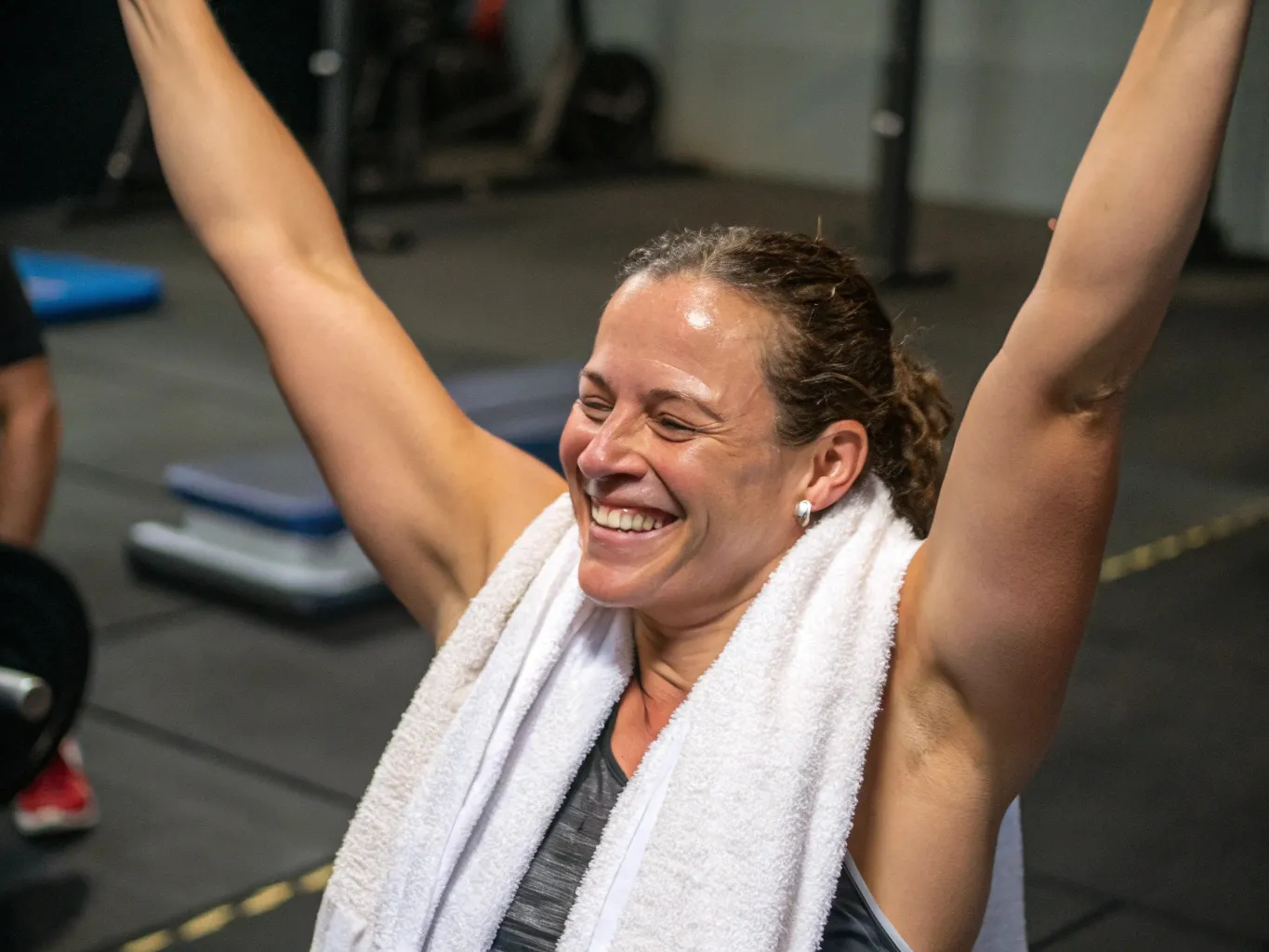 Kvinde der fejrer efter at have gennemført en udfordrende workout